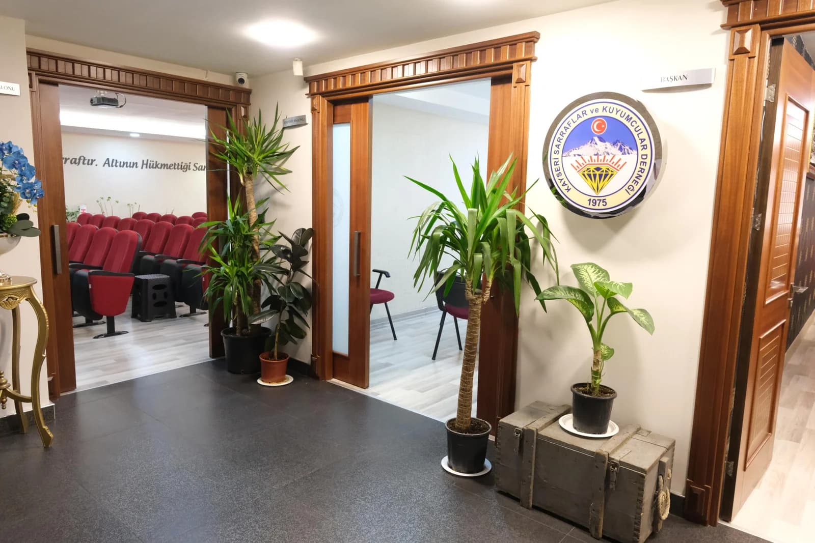 KAYSARDER idari ofis koridoru, başkanlık odası girişi ve dernek amblemi
