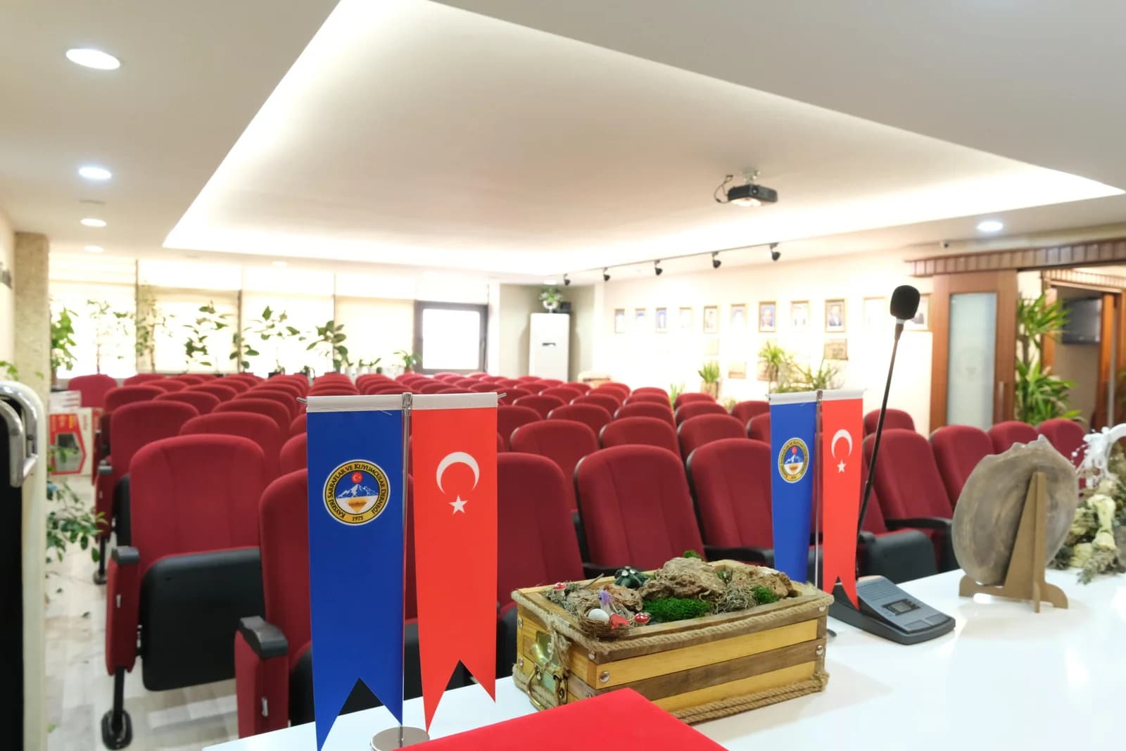 KAYSARDER toplantı salonundaki mikrofon, Türk bayrağı ve dernek flamaları