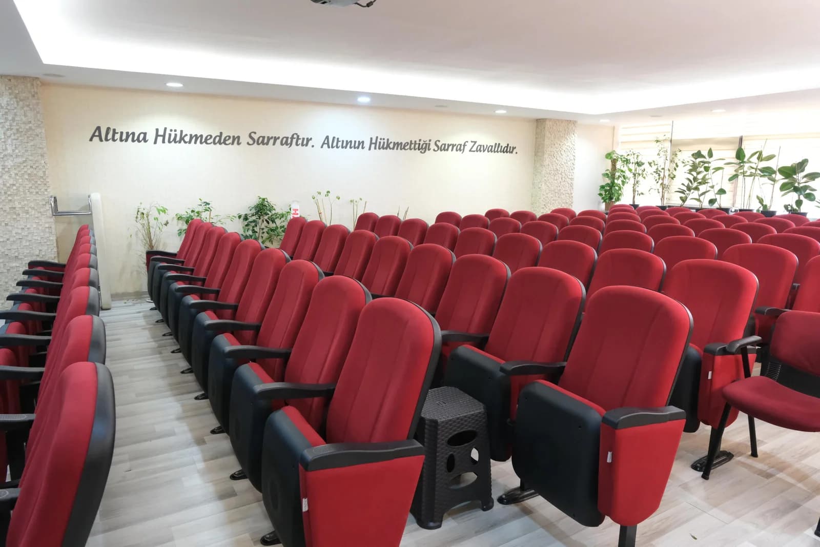 Kayseri Sarraflar ve Kuyumcular Derneği kırmızı koltuklu geniş toplantı salonu