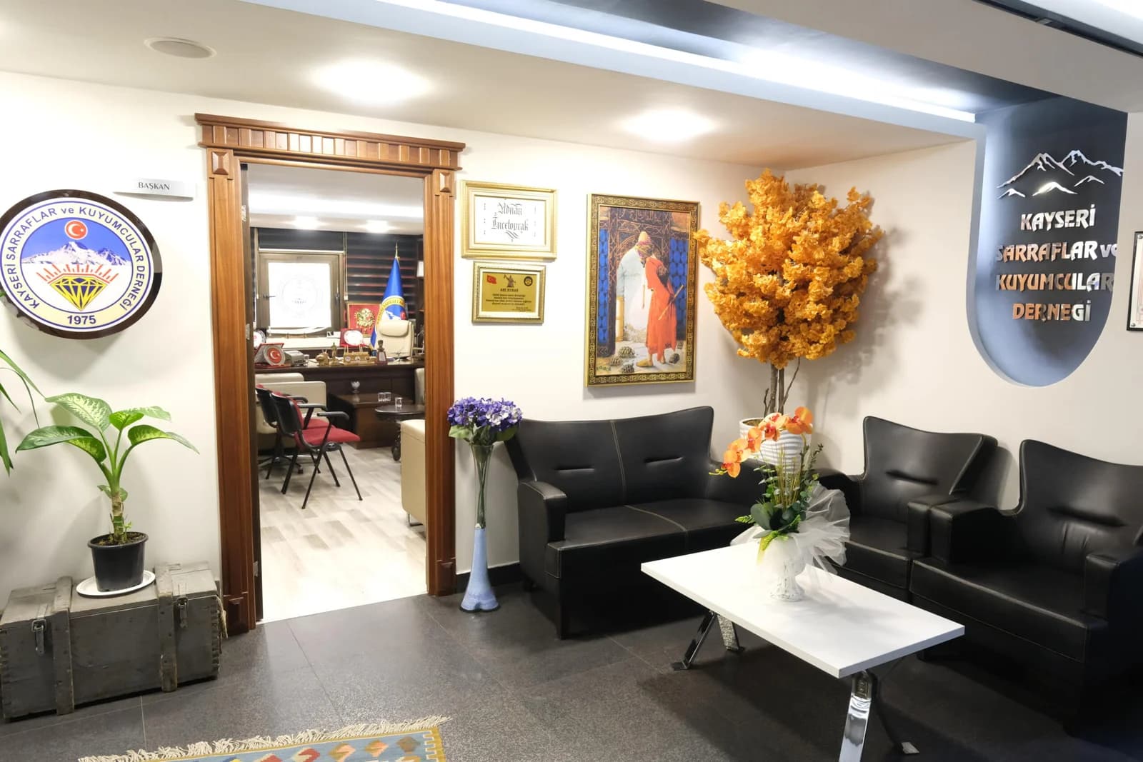 KAYSARDER yönetim ofisi girişi, dernek logosu ve misafir karşılama koltukları